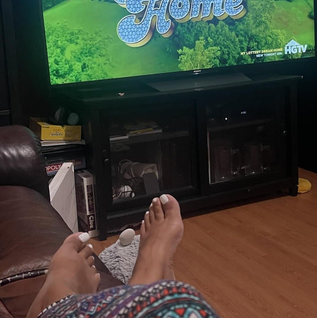 Milf with pretty feet and big melons