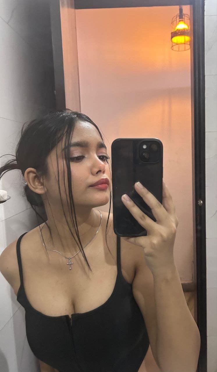 Click to view full size Young Indian slut steals the show exposing her young titties??