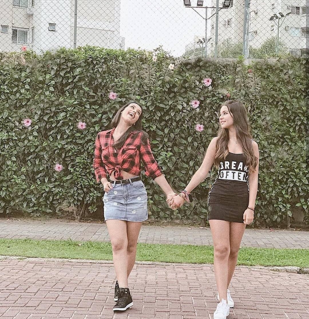 Mala Pink mãe chupando a buceta da filha