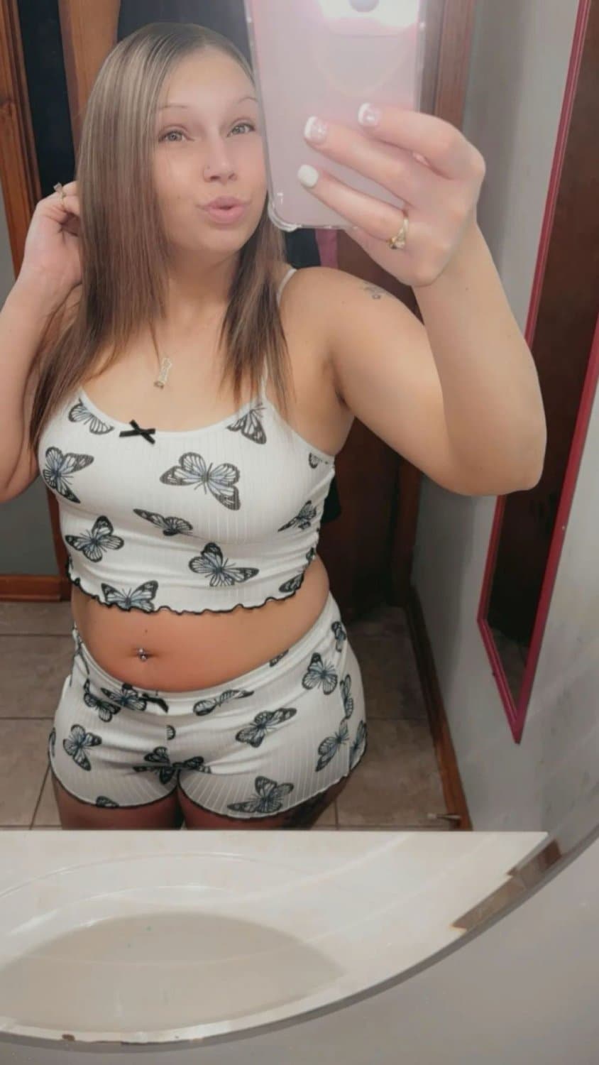 This white bitch got some GOOD WET PHAT PUSSY