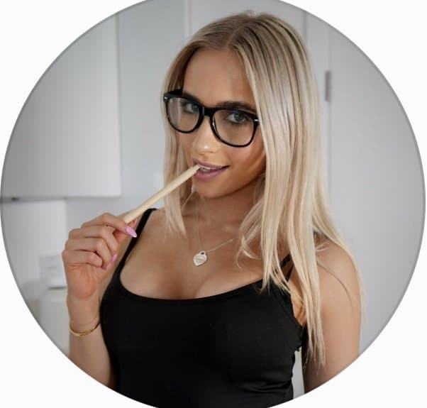 Bossy Hot Office Cock Tease Gracie ??❤️???✊???