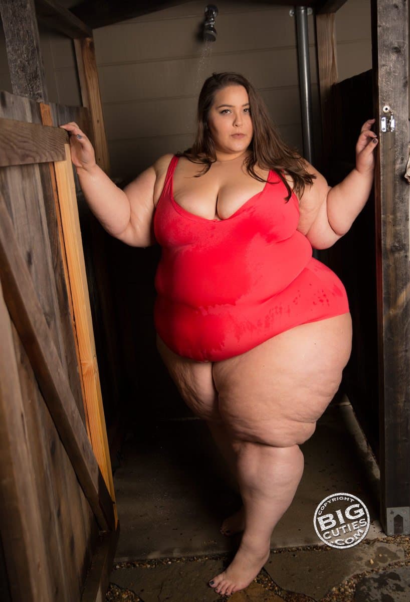 Click to view full size FAT GIRL SEXY JUICY RED APPLE