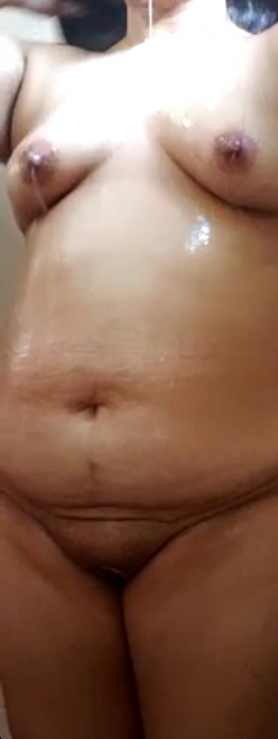 Camara escondida mientras se ducha ?