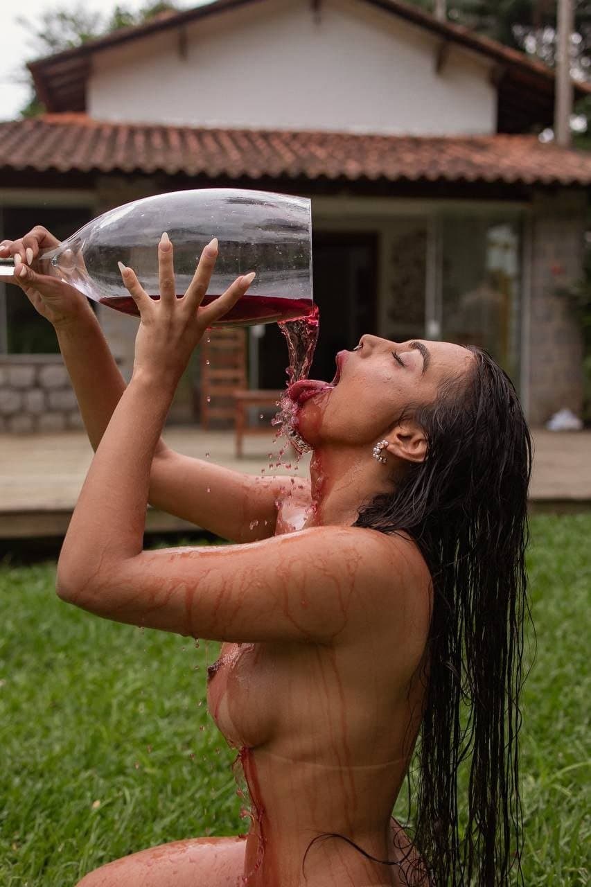 Novinha morena cavala gostosa demais transando e brincando com amiga cavalona gostosa