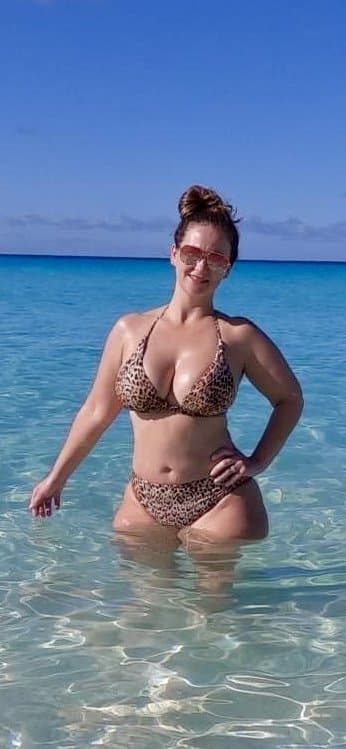 Curvy TikTok milf Julie Vaughn