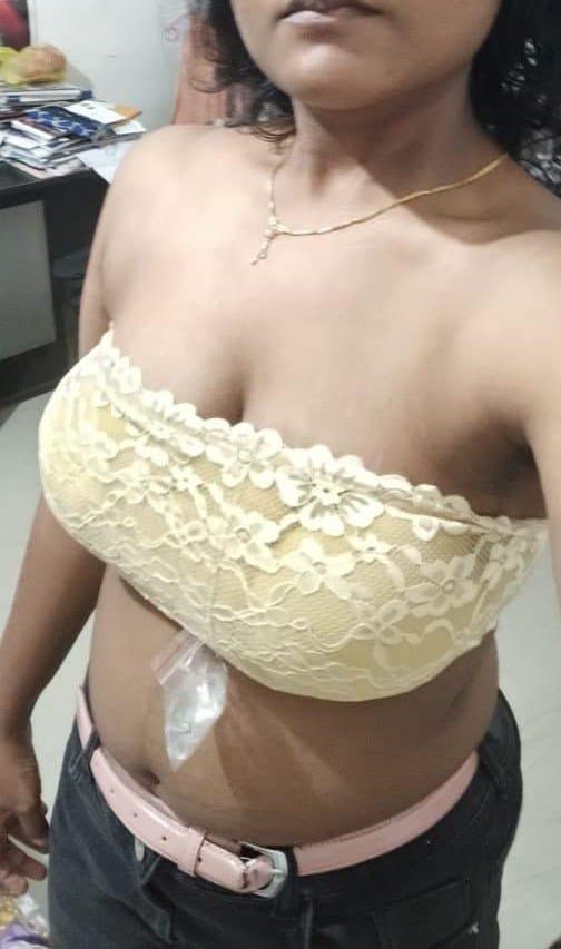 Mallu nude girl amitha showing her sexy big boobs and shaved pussy