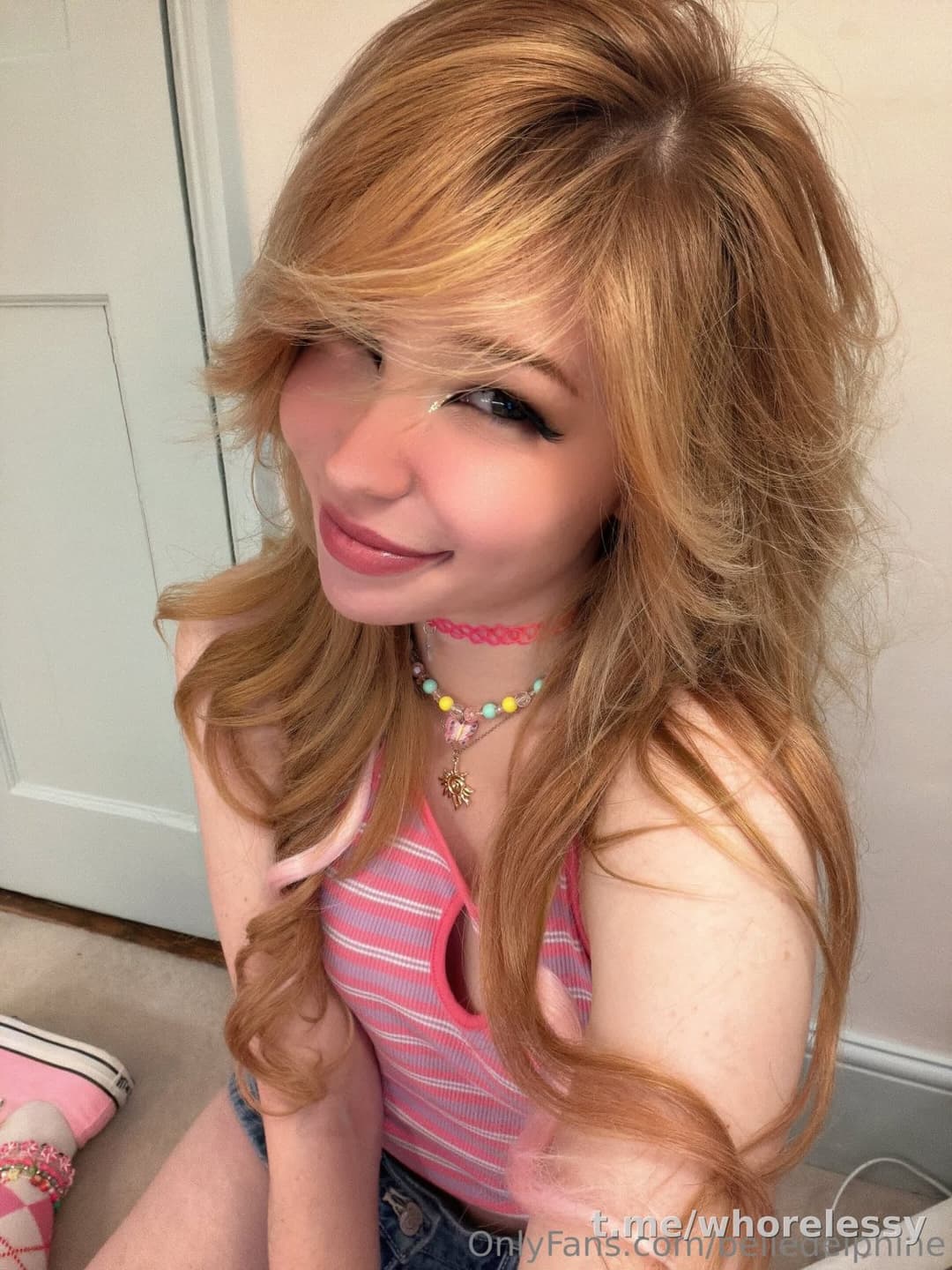 Cute egirl teases pink panties and flashes tits