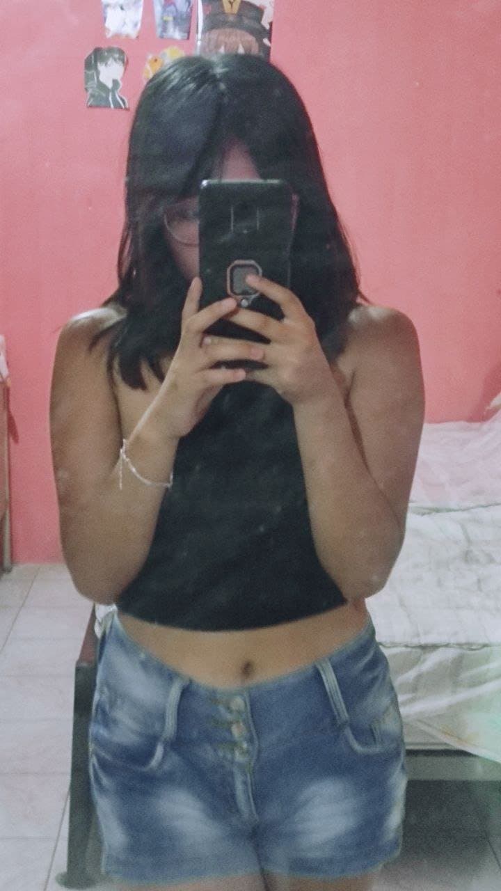 Flaquita puta le encanta mostrar su culo y su conchita peluda