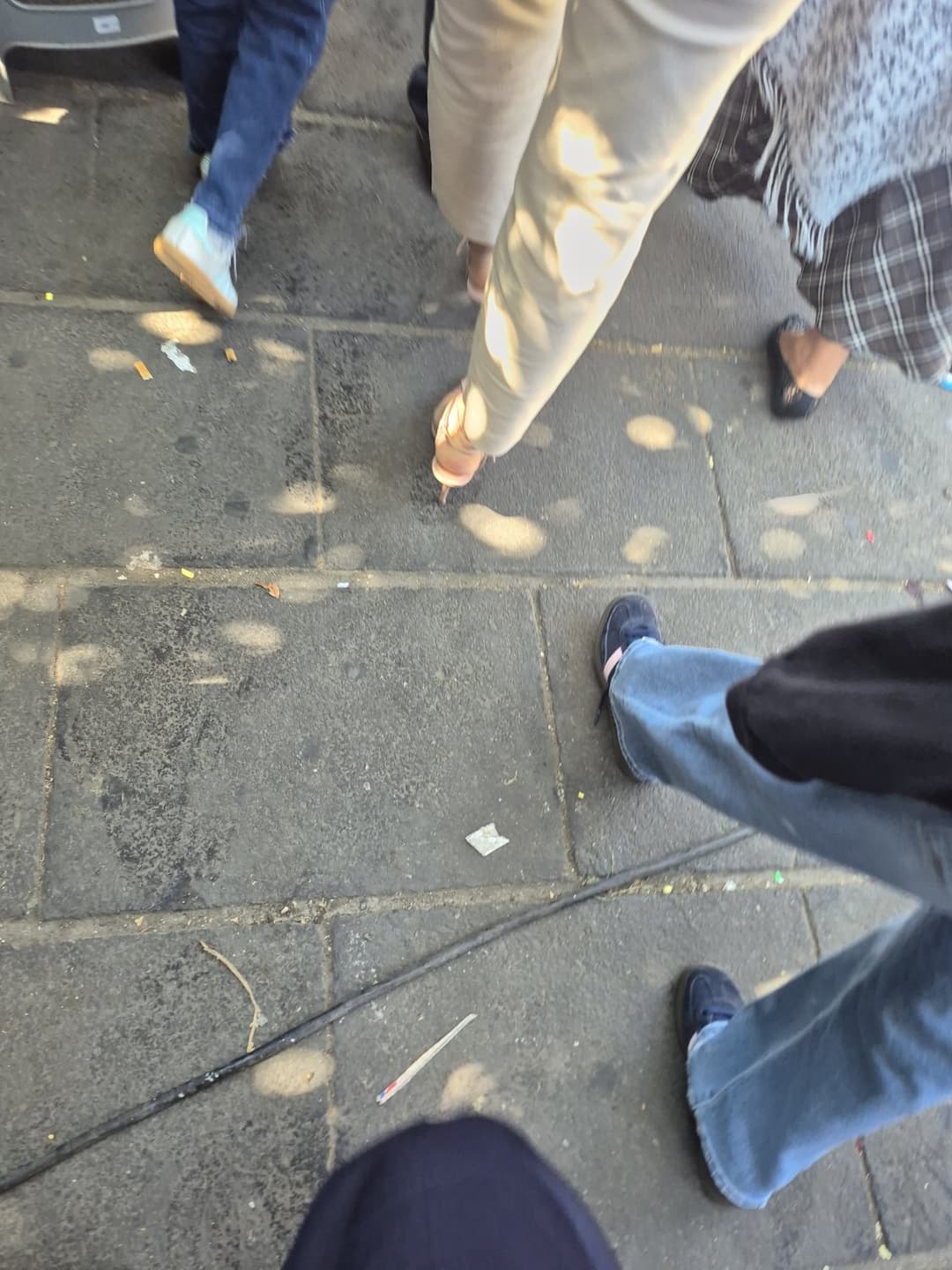 Click to view full size Ricos pies en la calle, strip y de mas