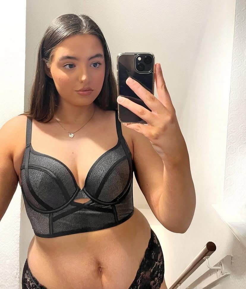 British influencer Rachel showing off her mum bod in lingerie and swimwear