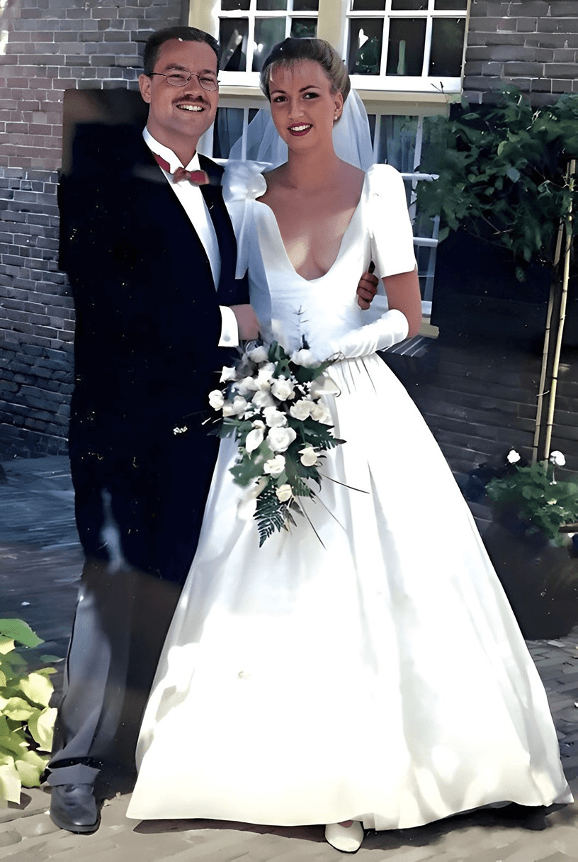 Sexy Dutch MILF Anna dildoing