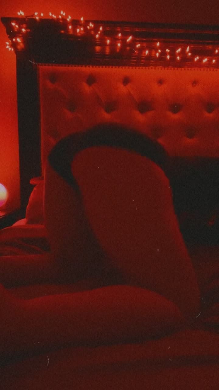 blonde bombshell shows off her curves in lace lingerie??