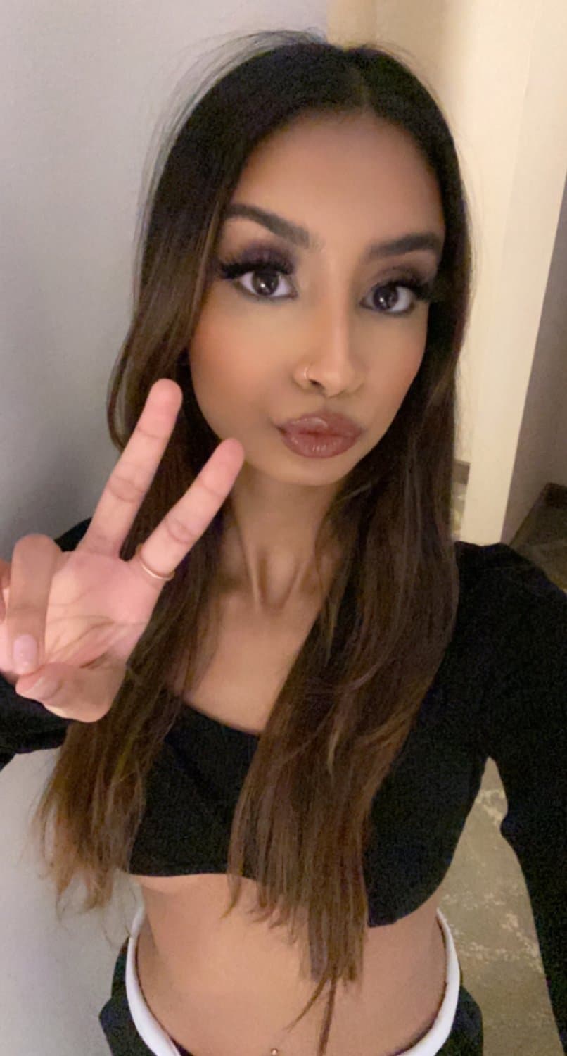 Guy wants to know if yall think his gf is sexy or not? Comment wht yall think and would do?