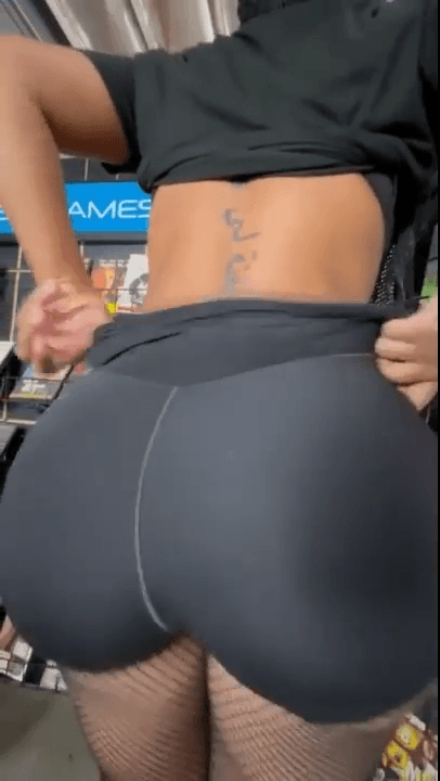 Ebony Gives a Head At The Store During Break