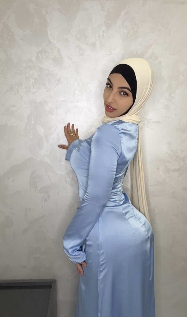 Noémy la plus grosse chienne arabe ?? ( Gros Seins - Gros Cul )