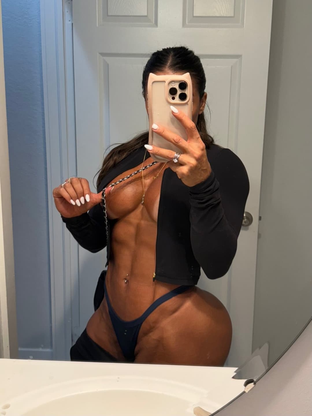 Click to view full size fitness babe shows off her sexy body