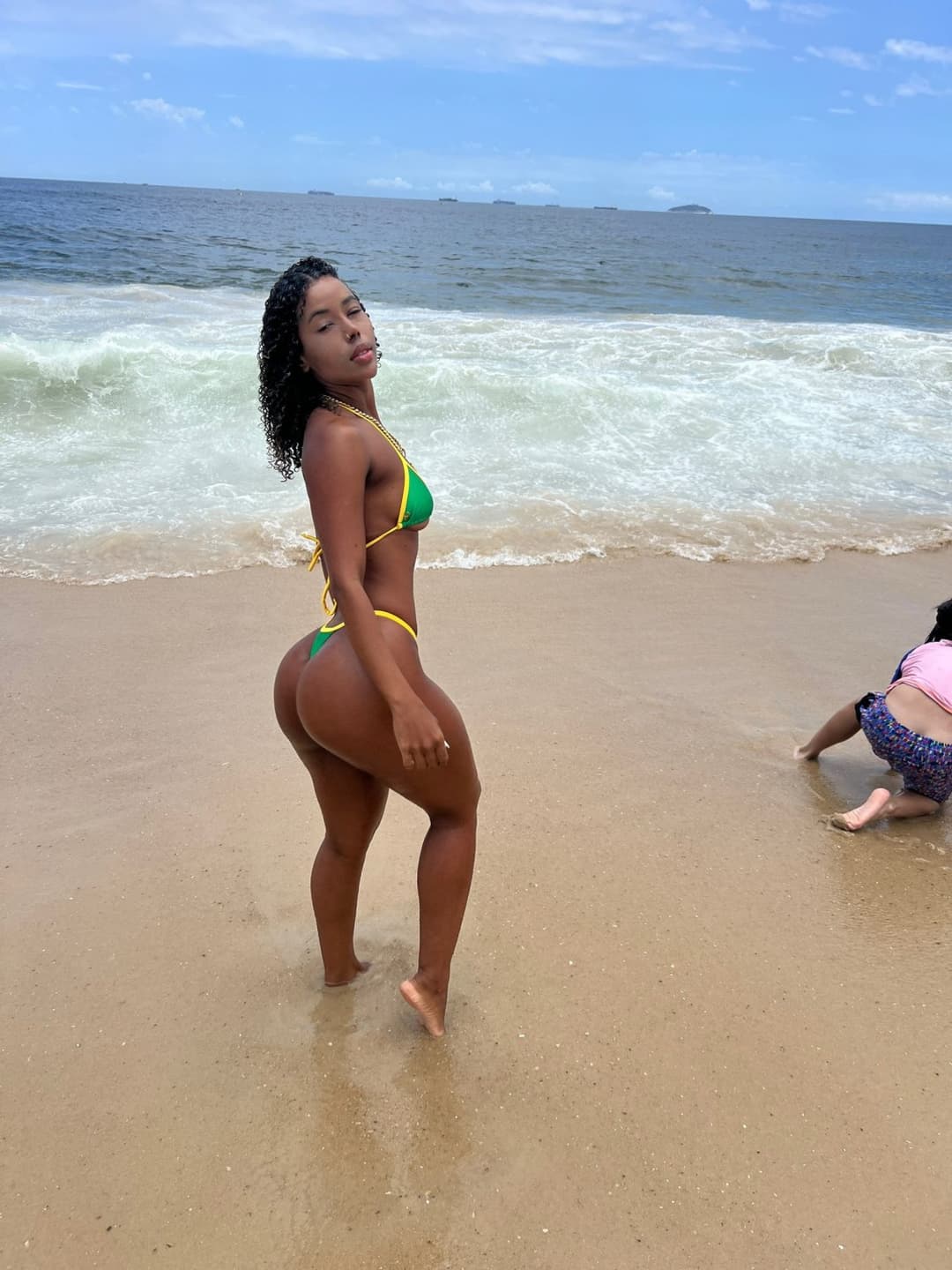 Hot Brazilian with phat pussy in sexy tan lines ???