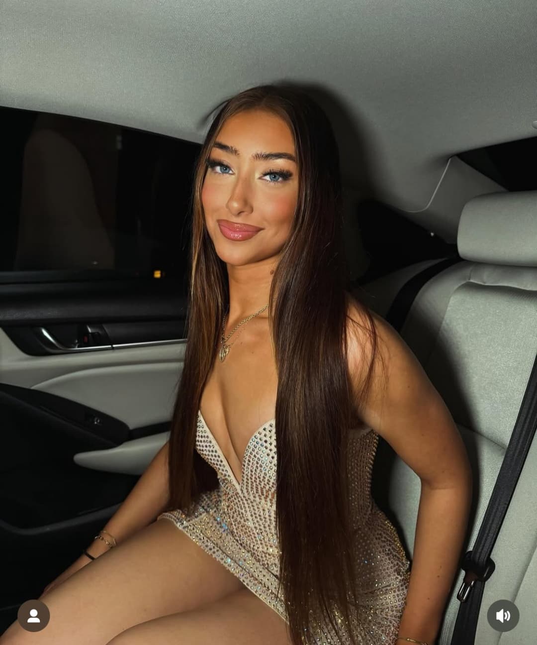 Click to view full size Sexy brunette with a sexy body