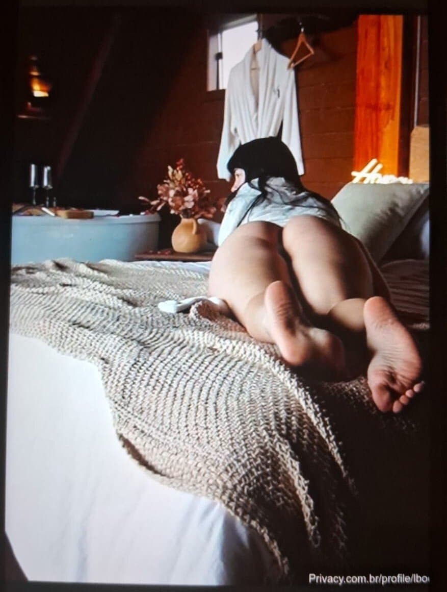 Famosa mostrando sua buceta rosa