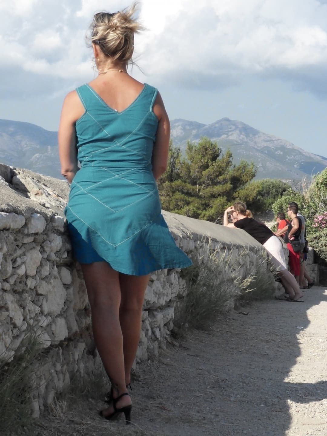 Lisa se promène sans culotte en Corse