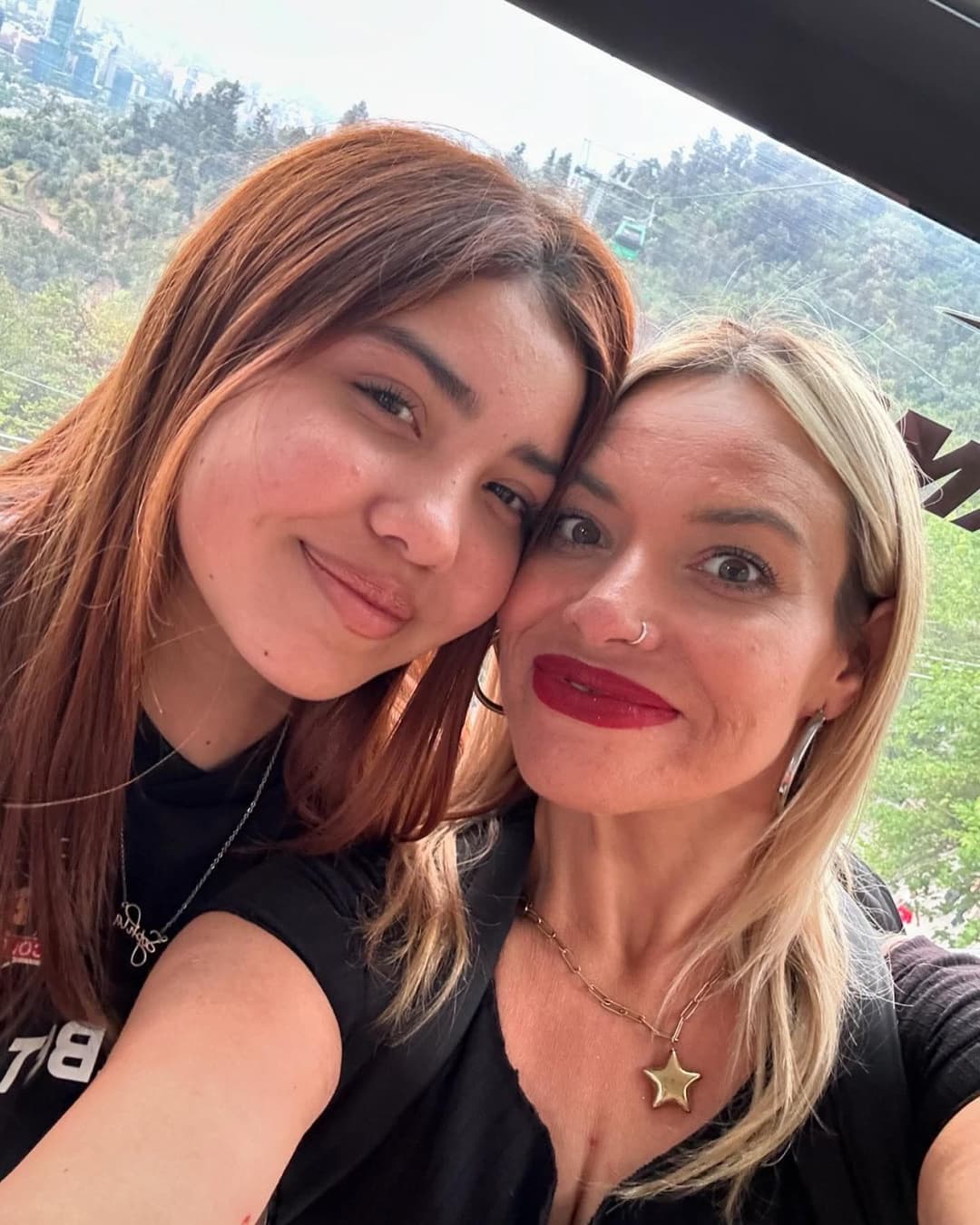 Haberme cogido a la mamá y unos años mas tarde a su hija fue excitante, las dos la chupan delicioso