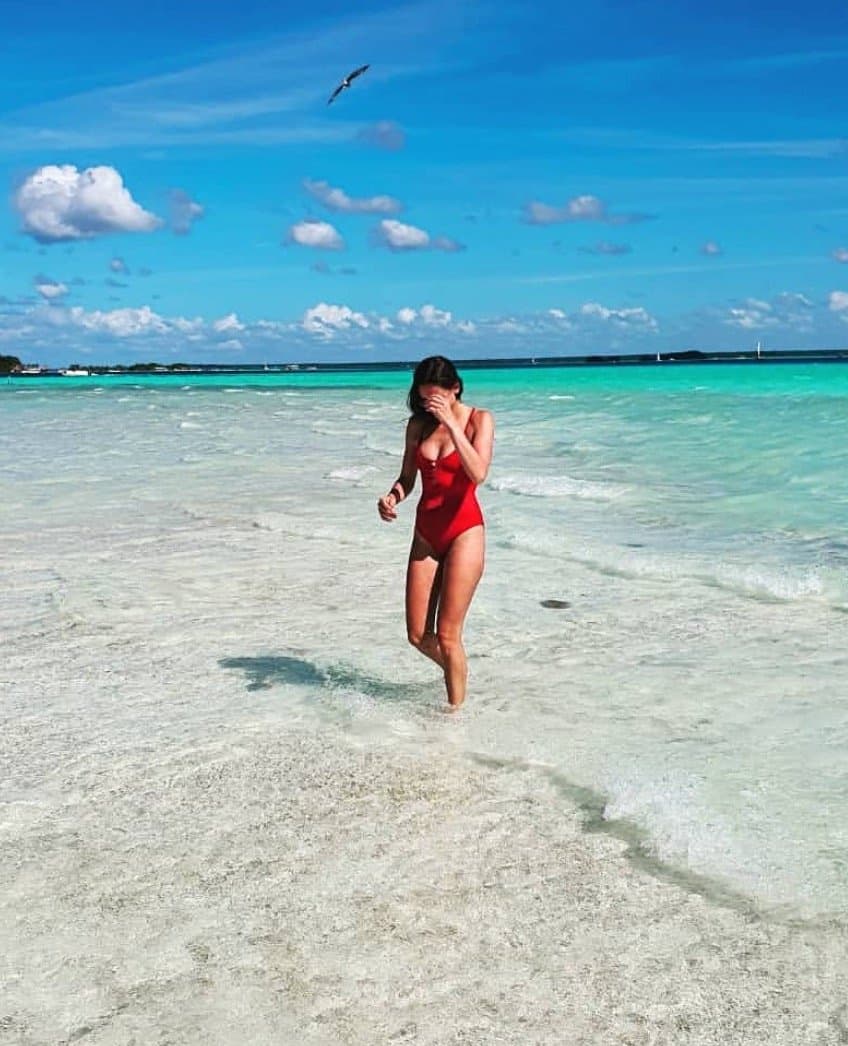 Hot german wife Elisa showed off at the beach