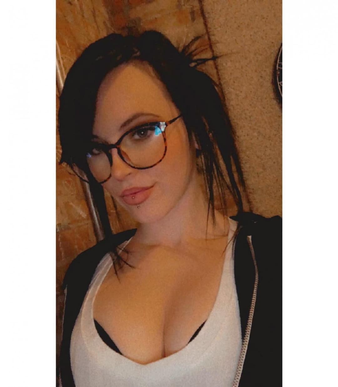 Little sis has a slutty older sis role model