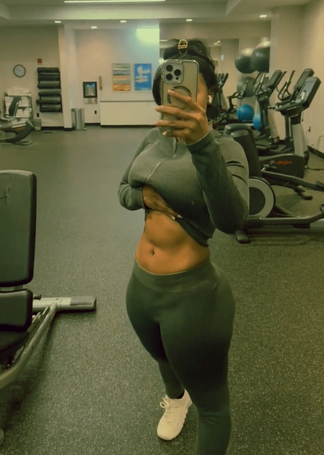 PAWG Gorda negra na academia exibindo a bunda enorme ; PAWG black girl in gym big ass , big tits