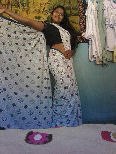 Sri Lankan sexy girl loves to show her sexy body