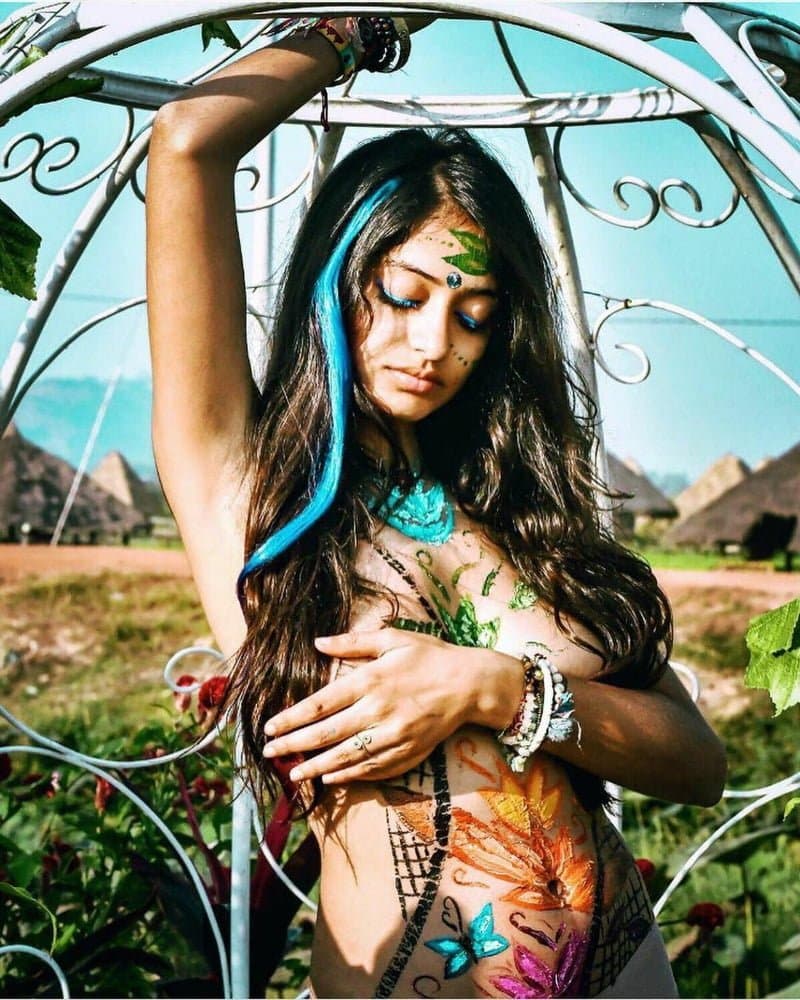 Influencer Hippie Queen with Natural Sexy Saggy Tits