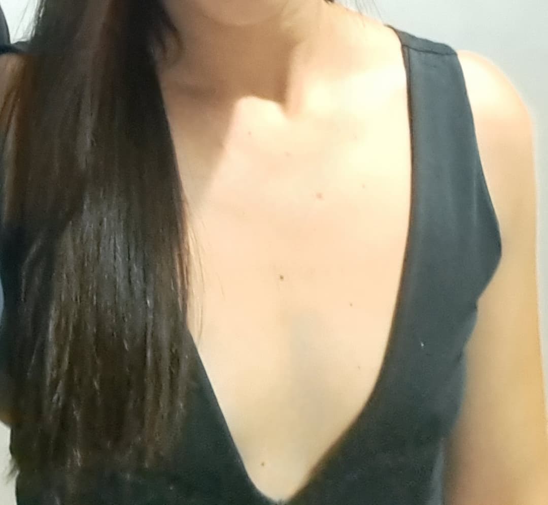 Mais uma que quer ser vazada pelo corno ,a espera de mais fotos dessa magrinha tesuda