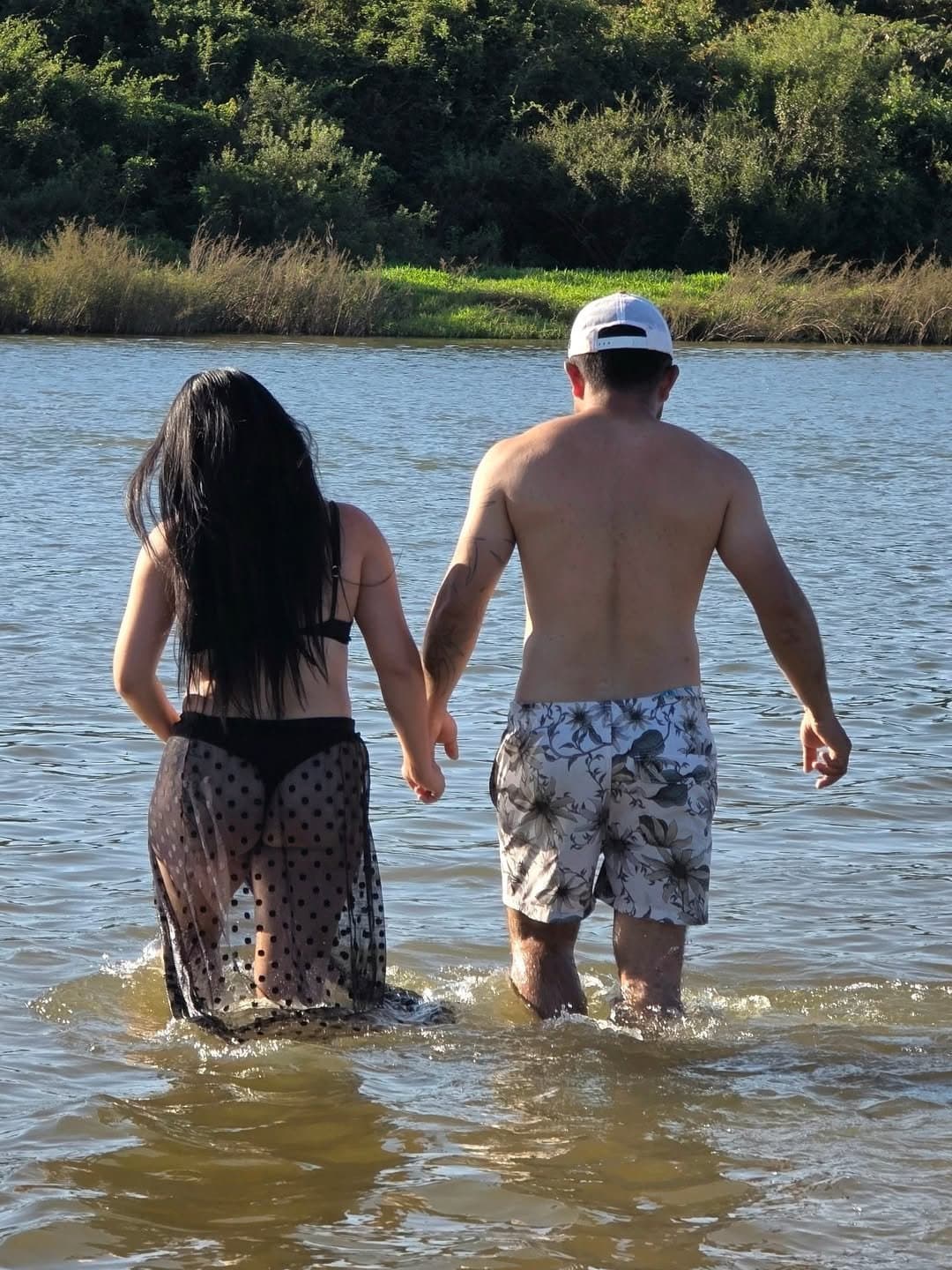 Ela tirando foto ao lado do marido.ela adora compartilhar seu corpo