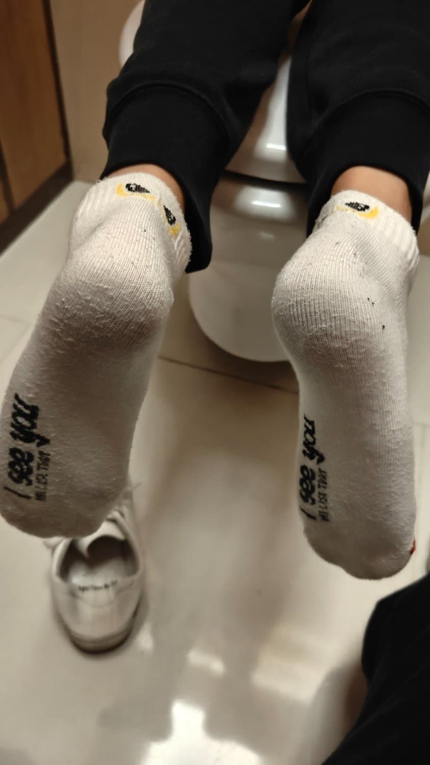 Click to view full size Asian shoes / feet / socks & cum