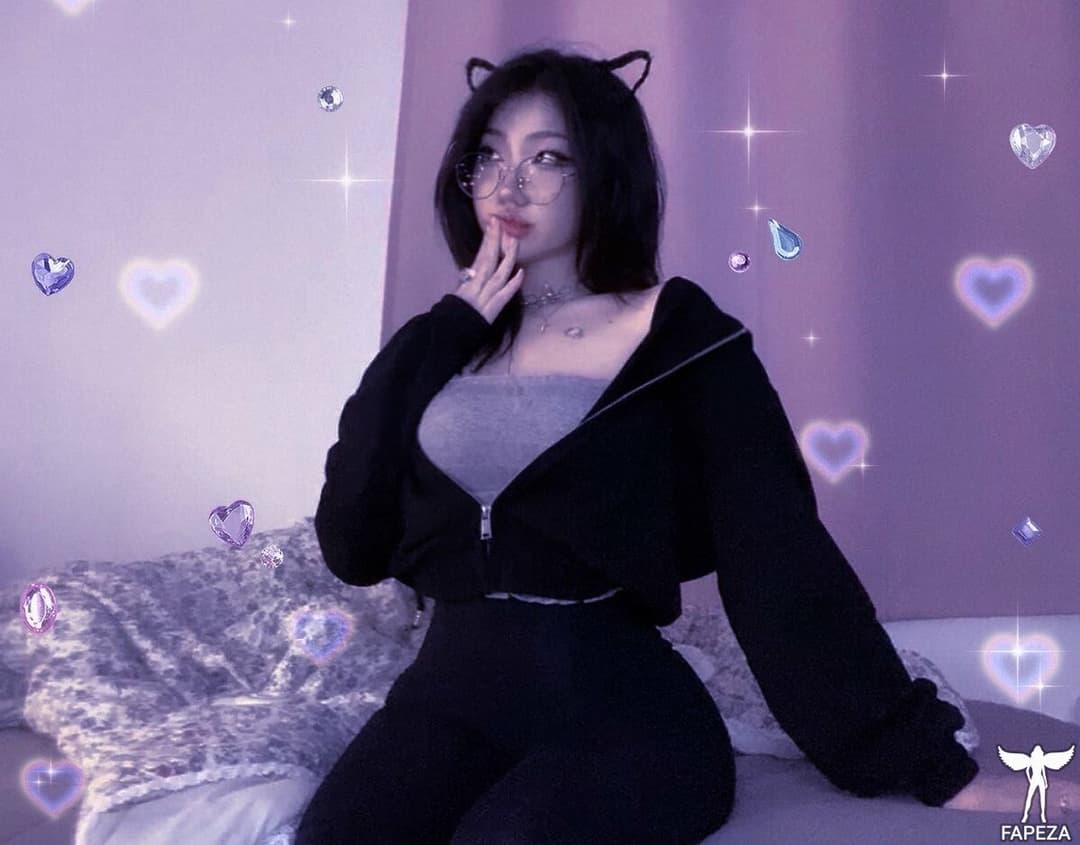 Asian Twitch streamer 4