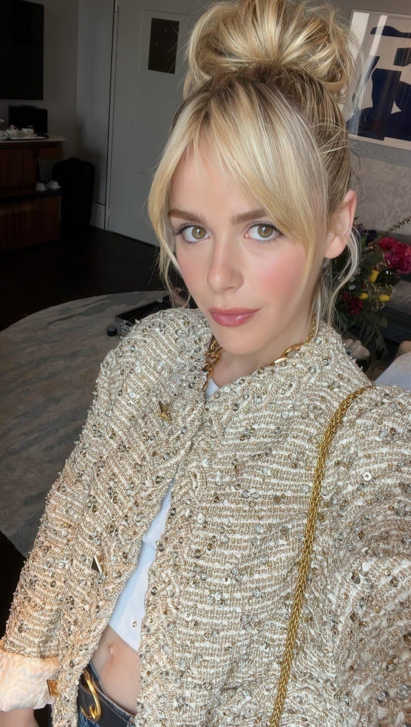 Kiernan Shipka tummyporn