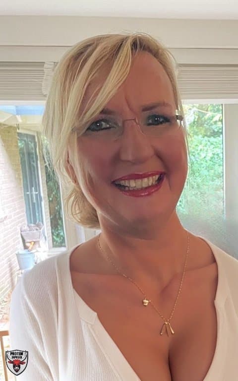 Sexy Dutch MILF Anna dildoing