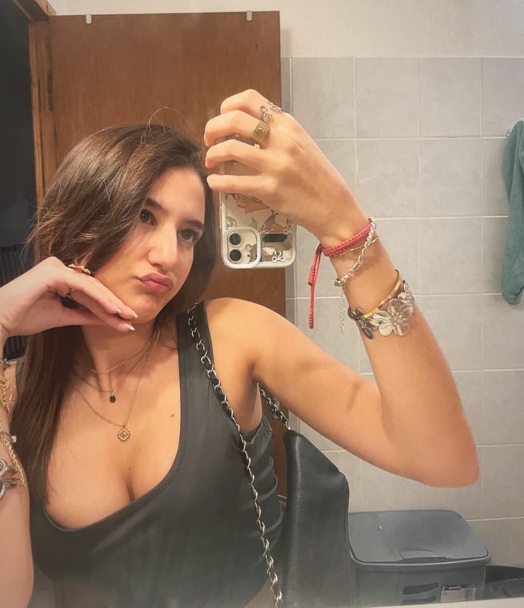 Francaise maigre au petit cul sexy