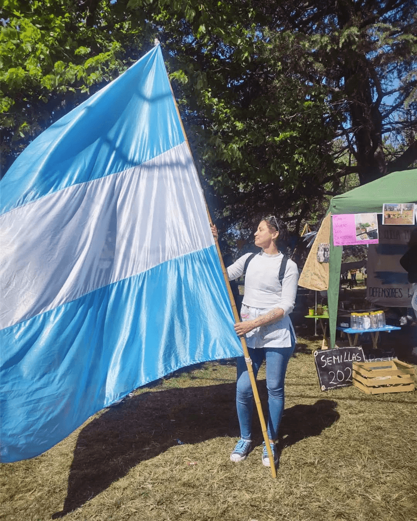 Click to view full size Sexy MILF Argentinian Ava Loves to Pee and Finger Her Pussy!