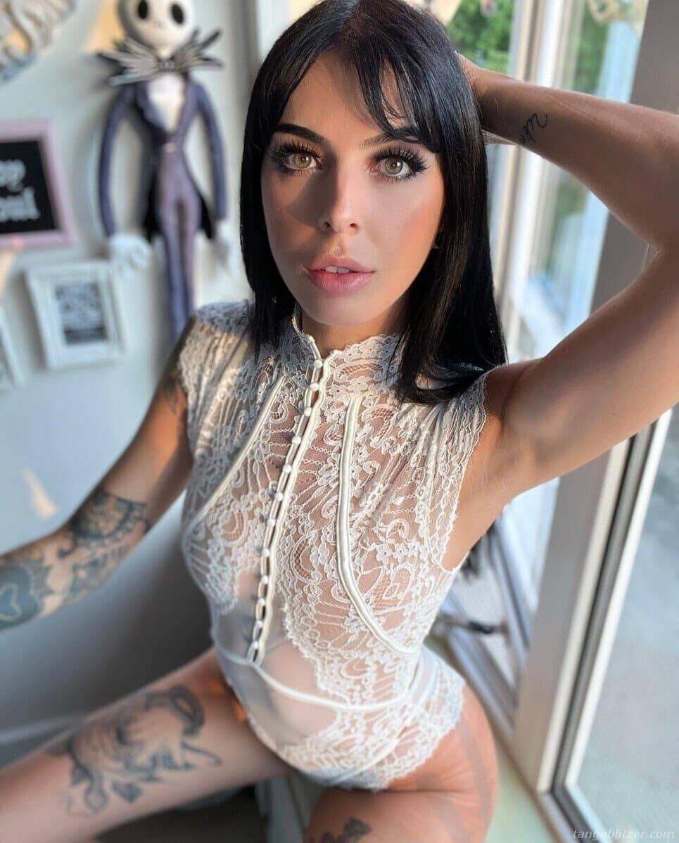 Some sexy amateurs in sexy string bodysuits ???