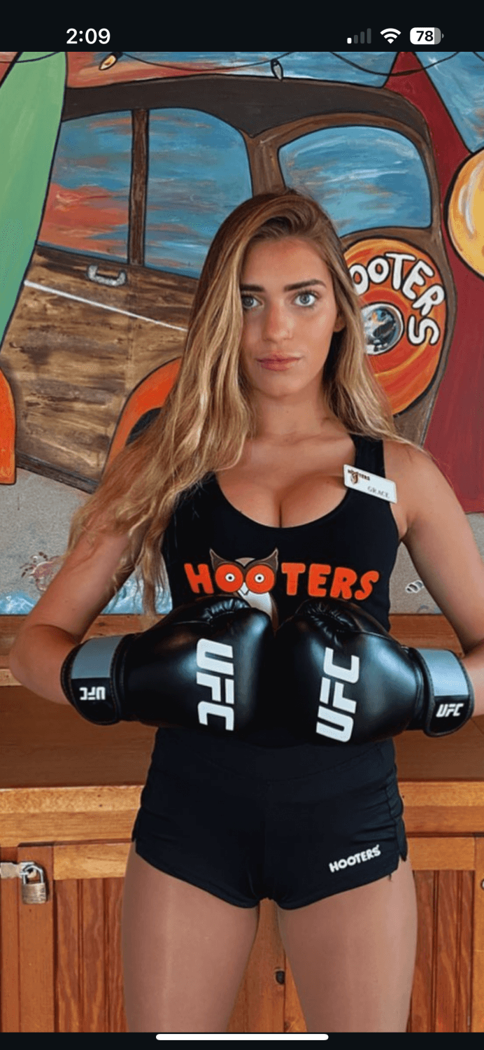 Virginia Hooters Model