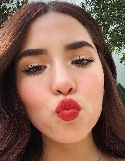 Más de ella casi 20 años.