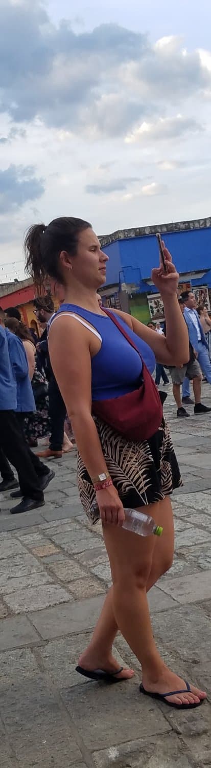 Thick legs, big hips, pretty feet and toes (cute girl in shorts)