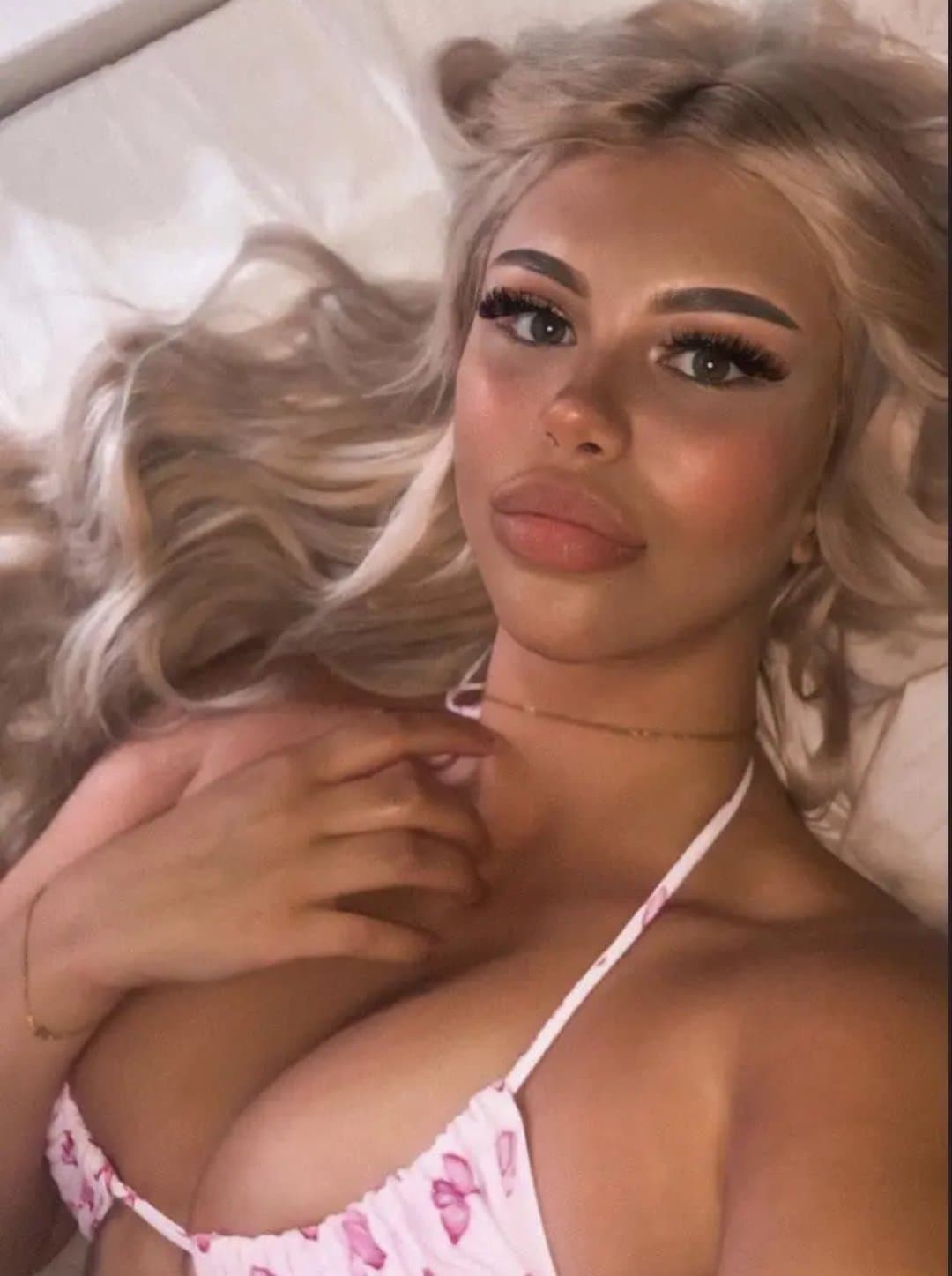 Click to view full size Swedish influencer Alva Angelina