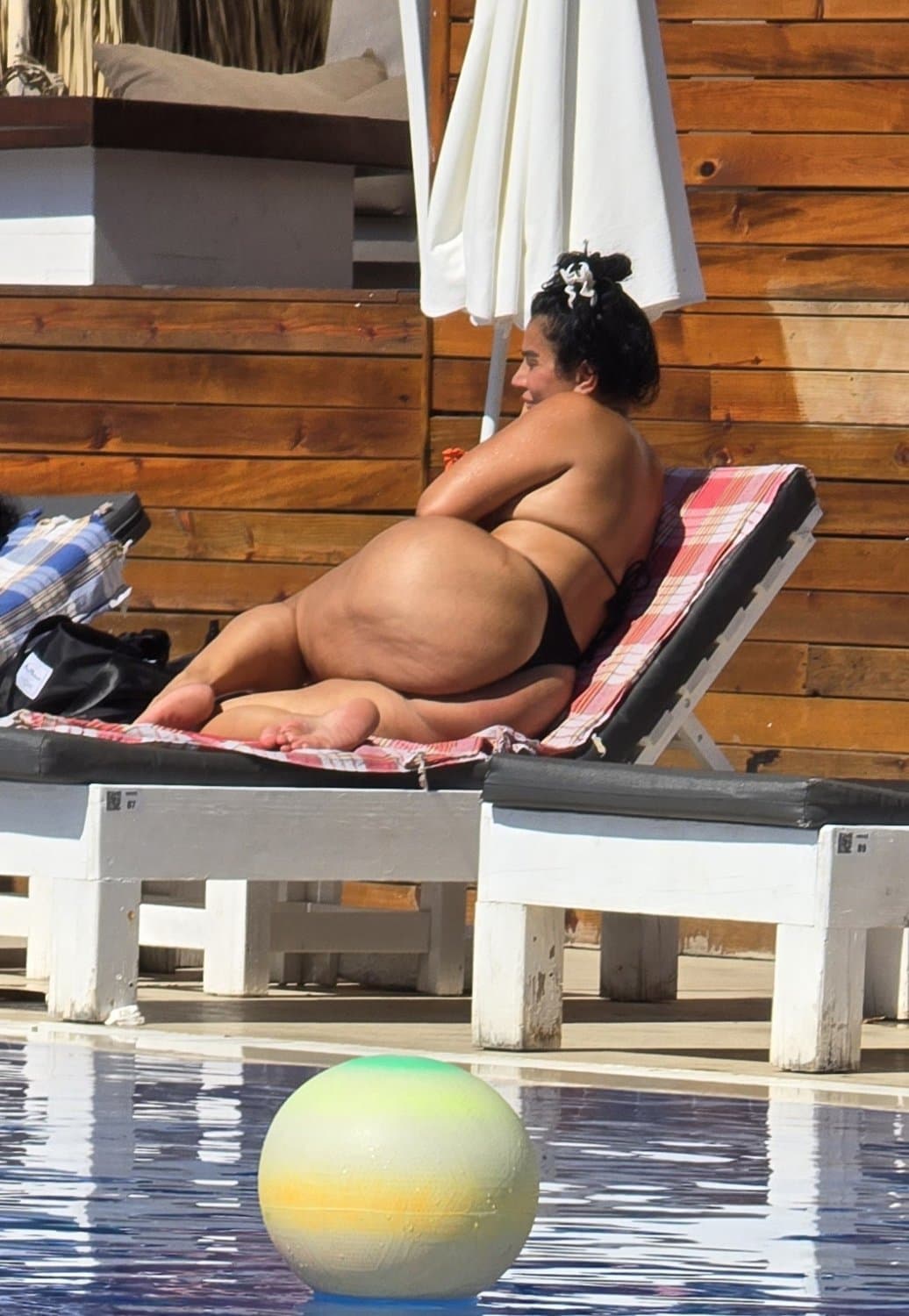 Pool side fat ass slut creepshots