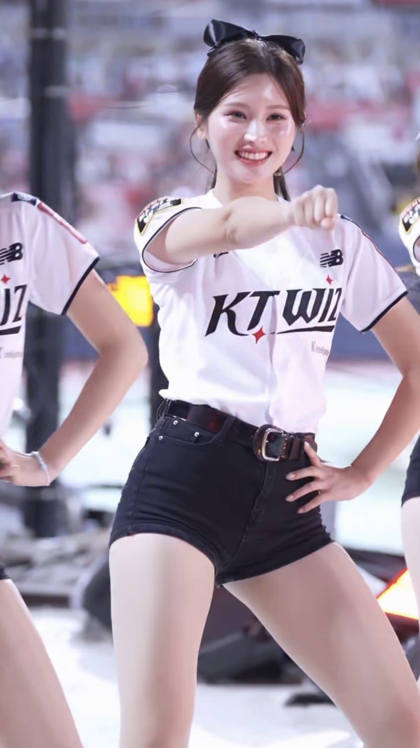 Korean cheerleader Kim Jung Won
