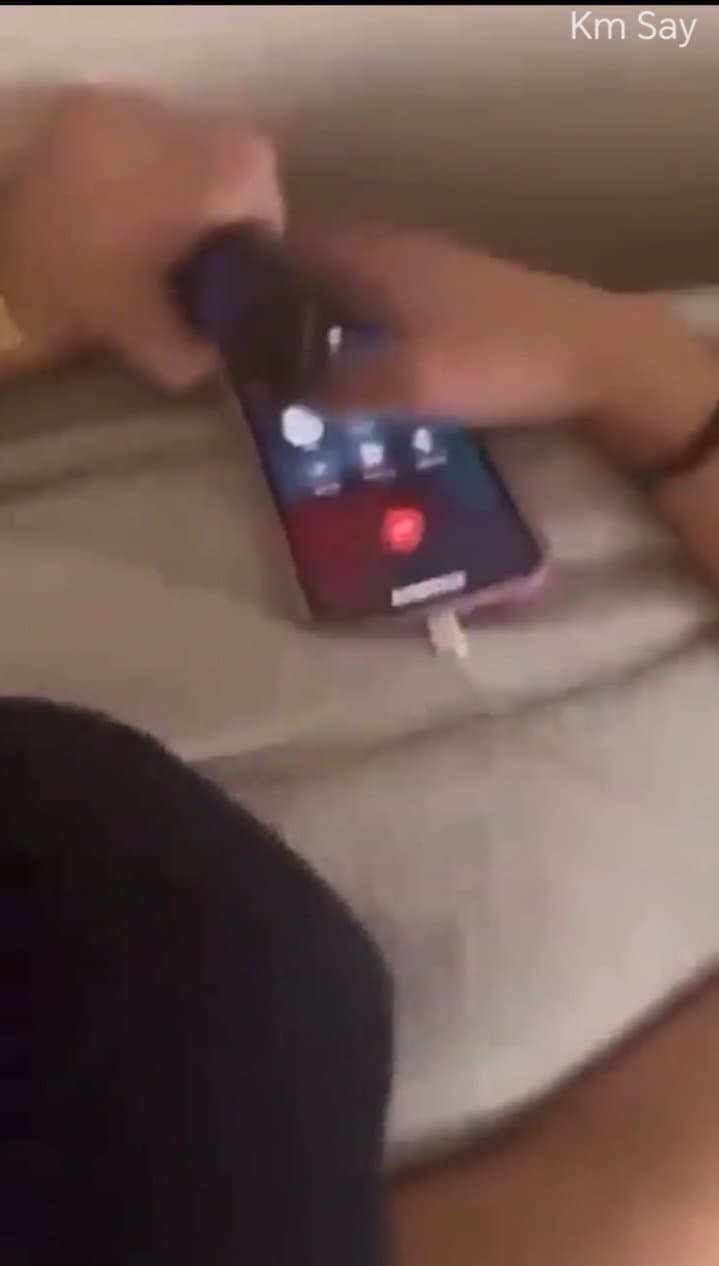 Esposa zorr4 infiel, contesta llamada mientras la están cul34ndo agunanta su gemido, d perr4 cock