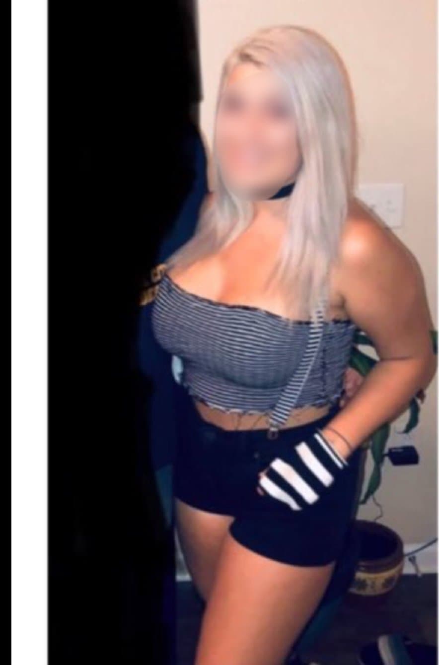 Click to view full size Drunk girl sucking my dick at a a party last night