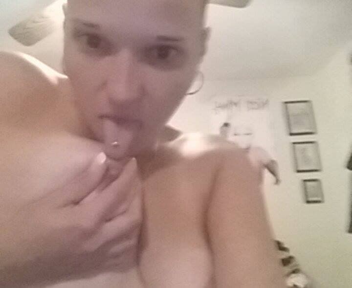 Trailer trash slut Jess nude selfies