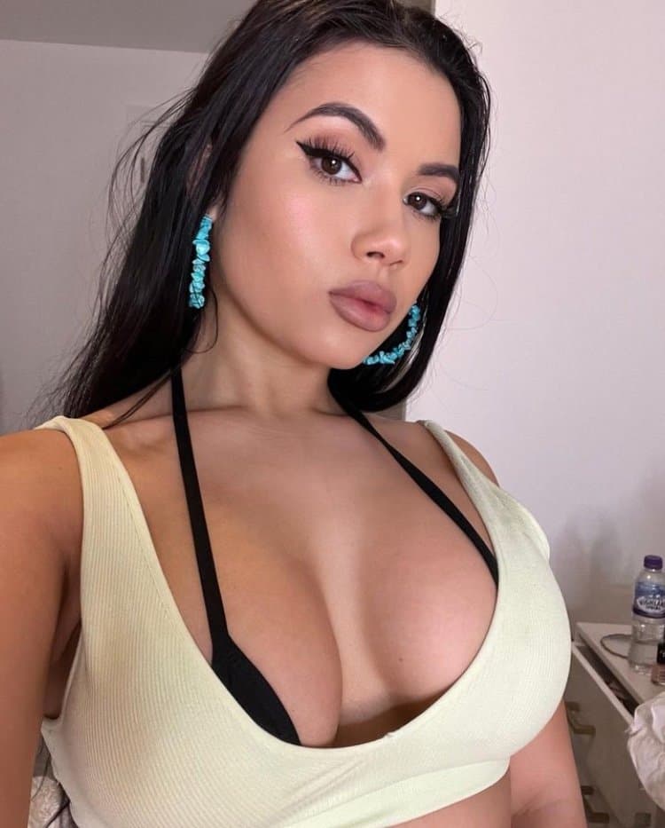 Amazing Hot as Fuck Cock Teasing Baddie ???????✊???