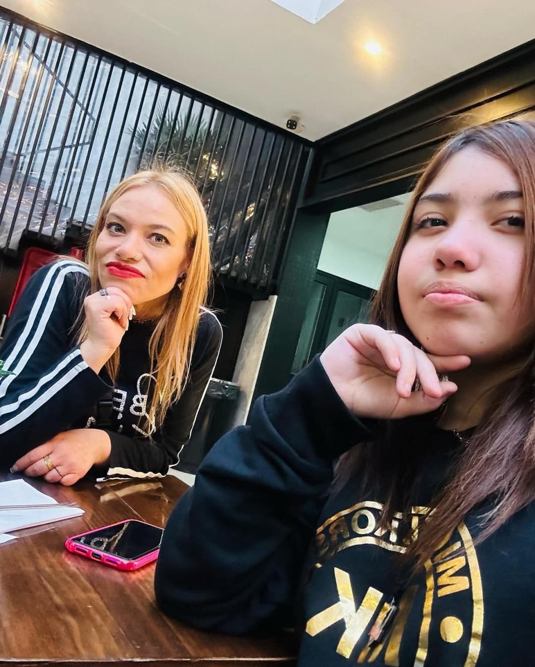 Haberme cogido a la mamá y unos años mas tarde a su hija fue excitante, las dos la chupan delicioso